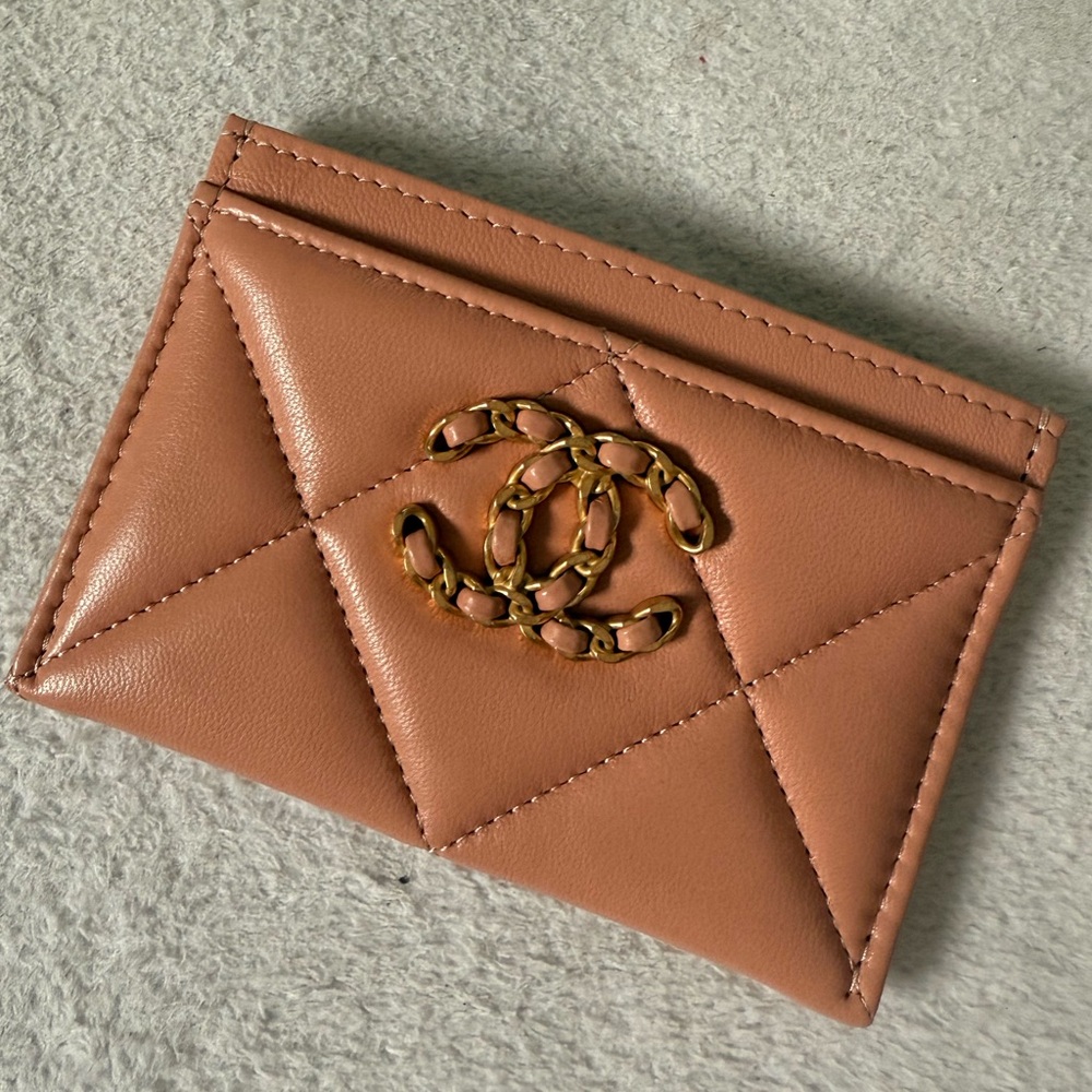 *LIKE NEW* CHANEL Tan/ Light Beige Quilted Leather Card Holder